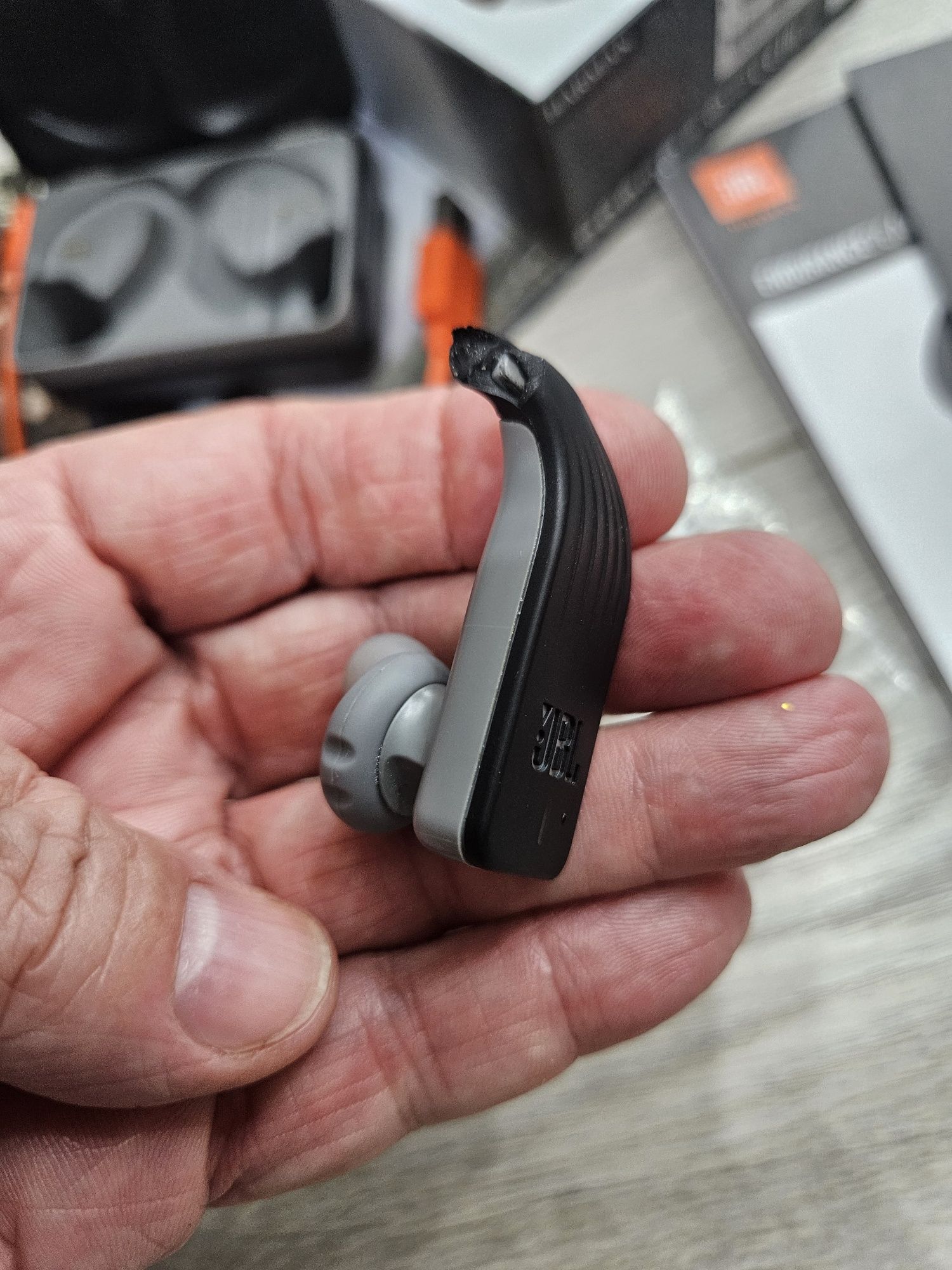 Продам елементы наушников JBL Endurance Peak.