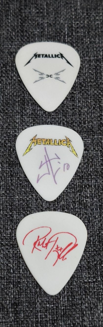 Автографы, медиаторы и барабанные палочки Metallica.