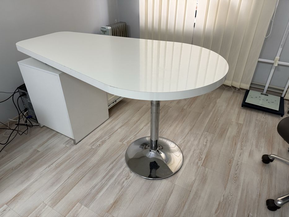 Продам офісний стіл білого кольору