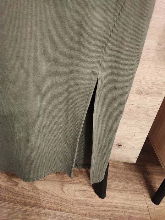 Piękna MIDI khaki sukienka obcisła z rozcięciem