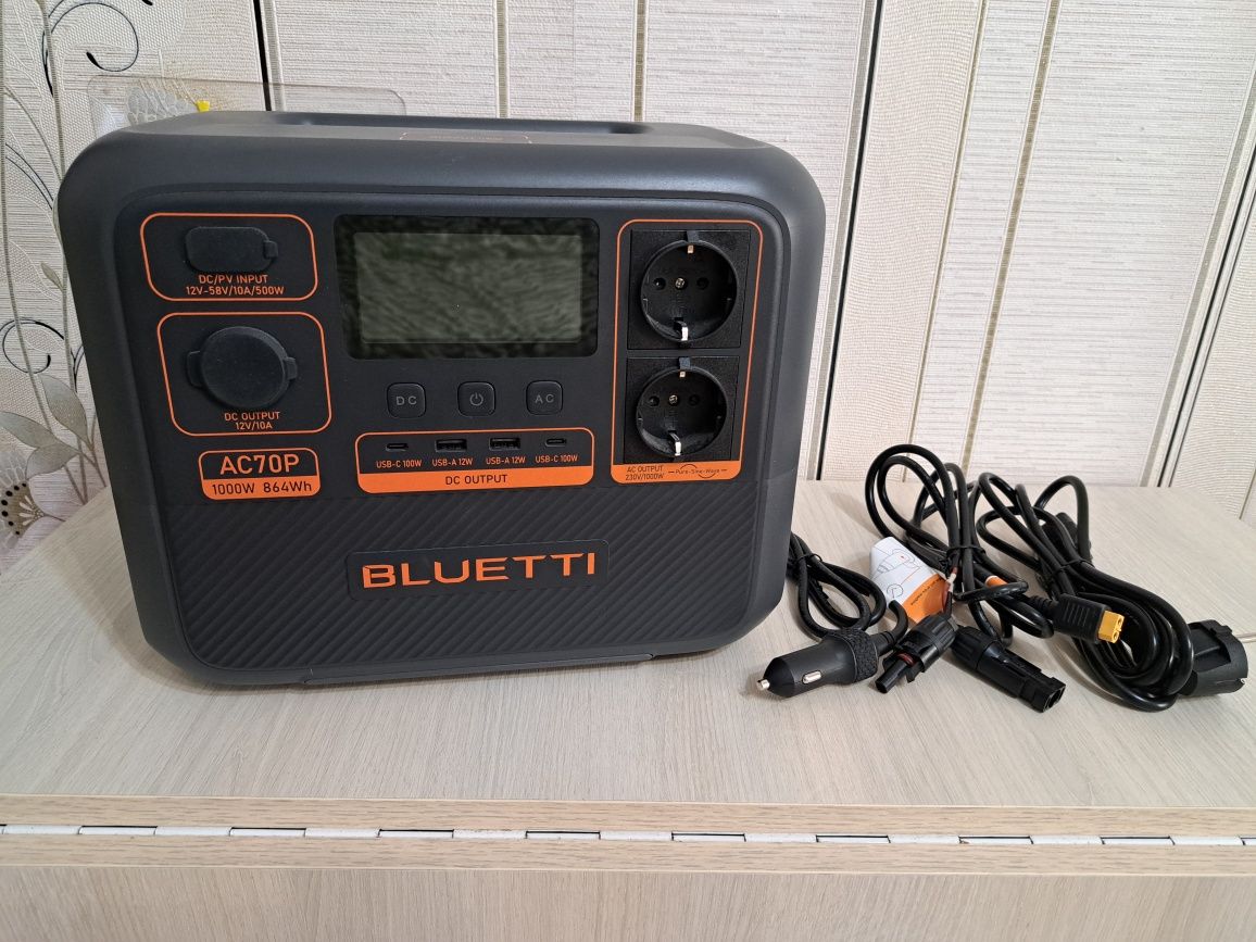 Зарядна станція Bluetti AC70P із сумкою.
