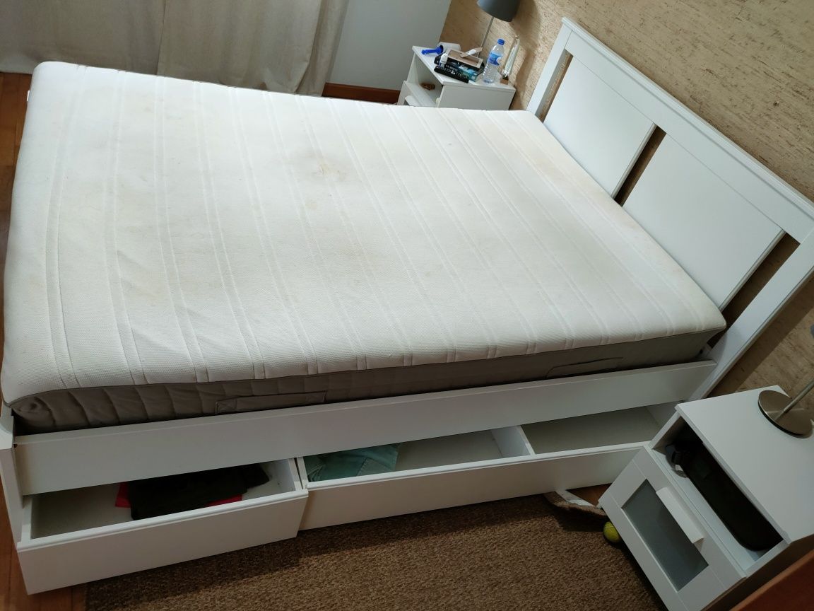 Cama de casal com gavetas e mesinhas