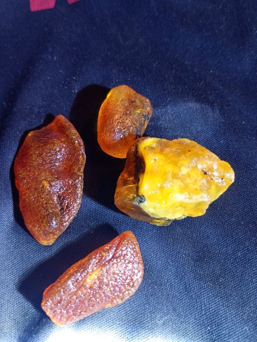 Bursztyn bałtycki surowy 4szt