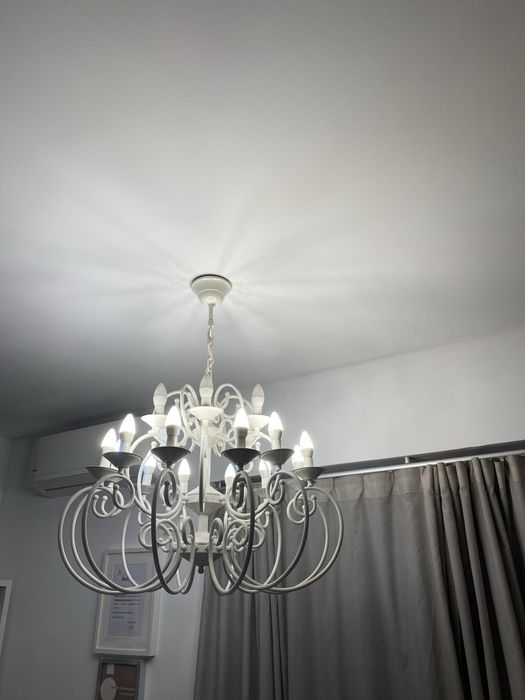 Candeeiro branco a funcionar