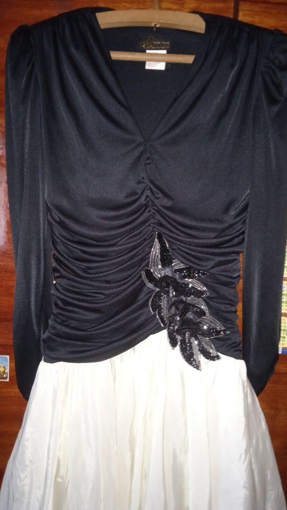 Чорна сукня з білим низом
