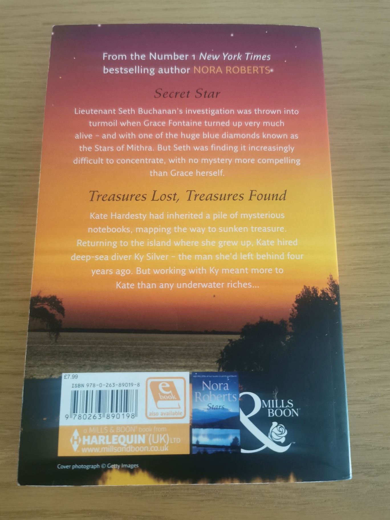 Livro "Treasures" de Nora Roberts