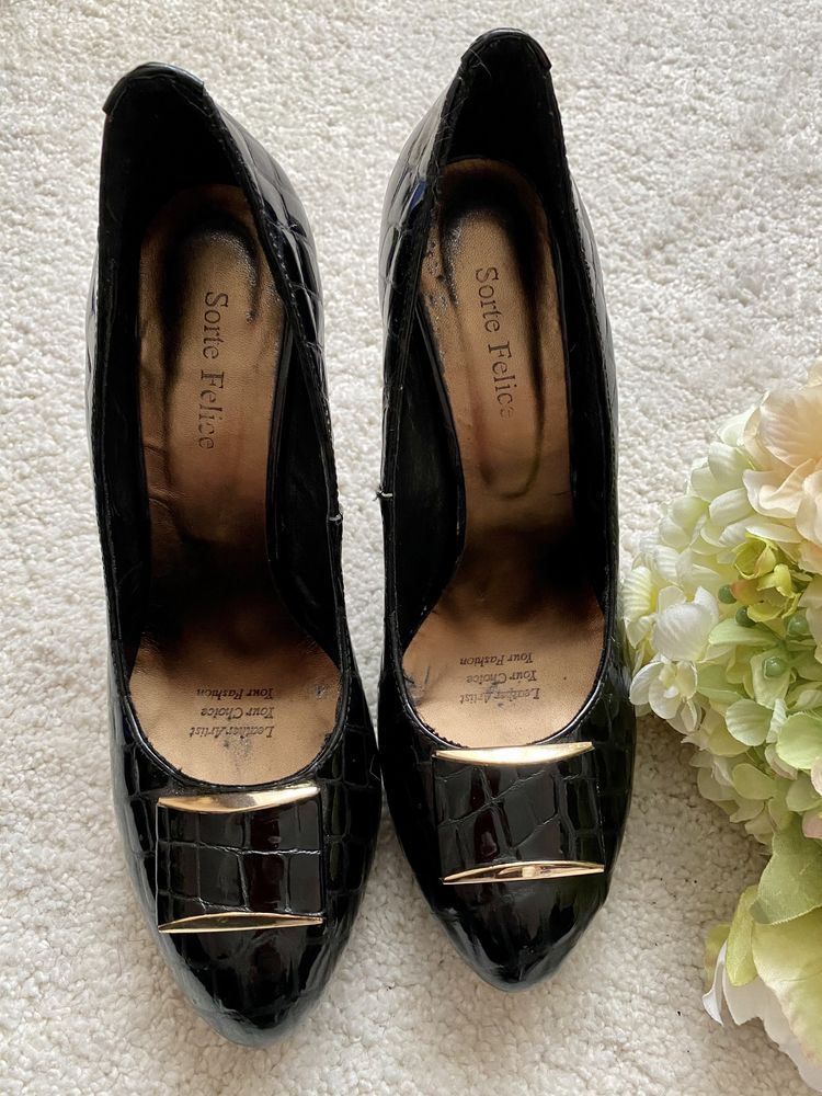 Черные лаковые туфли под питона классика брошь очень красивые