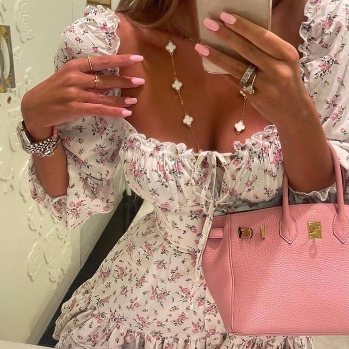 Біла жіноча сукня з квітковим принтом