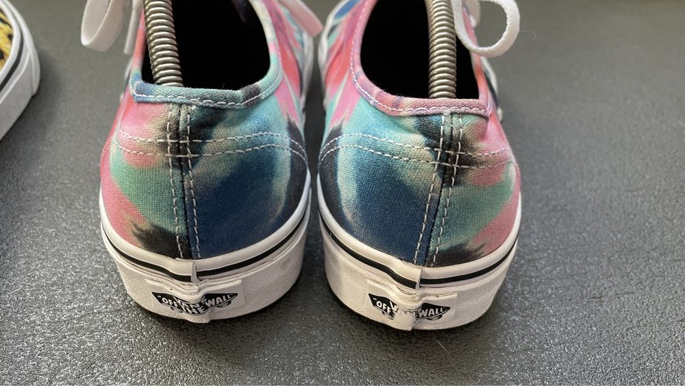 Кеди та сліпони Vans