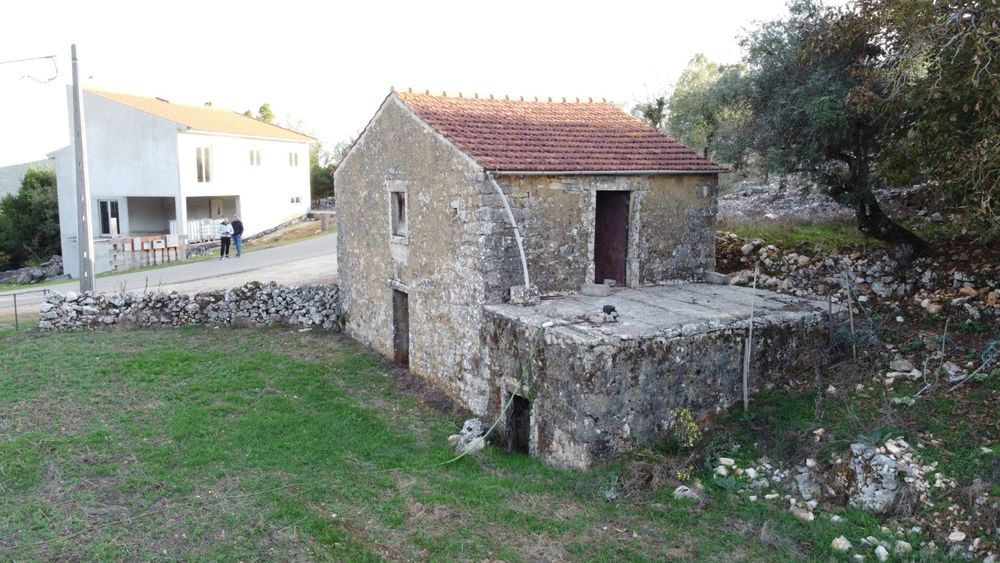Terreno com Casa Centenária em Pedra — Buraca do Casmilo