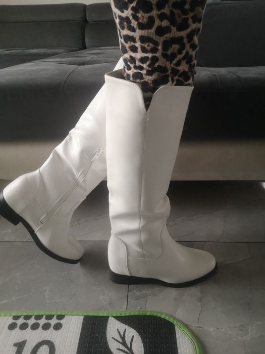 Białe kozaki damskie