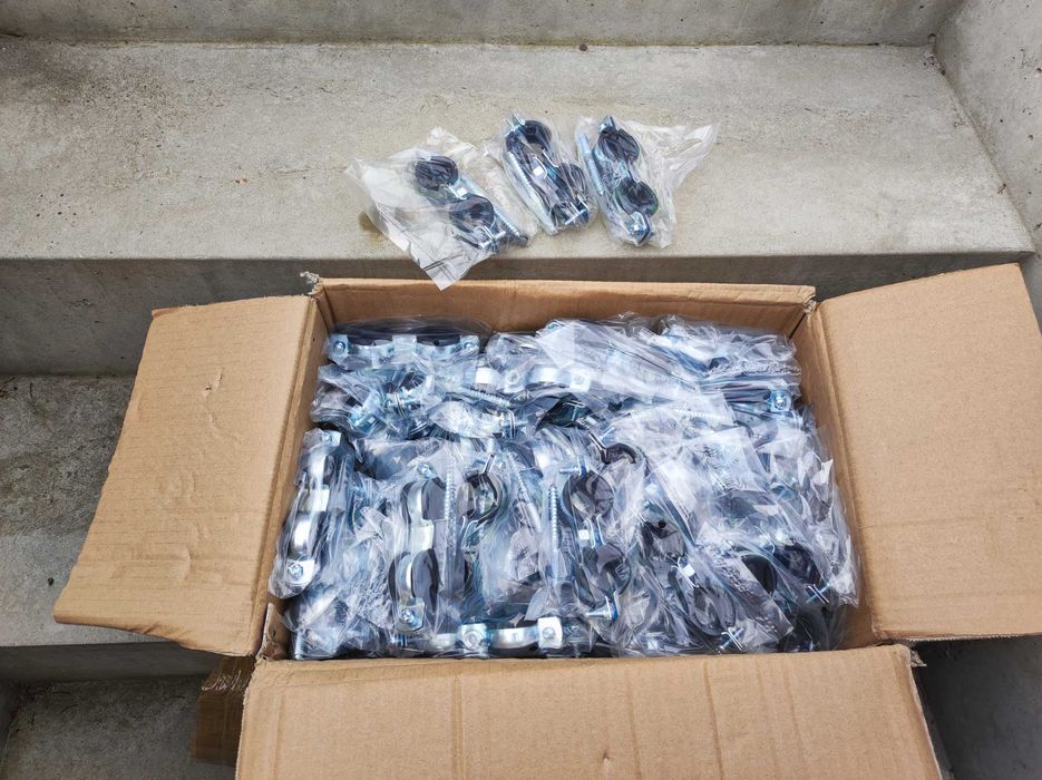 Sprzedam obejmy metalowe podwójne z otuliną gumową komplet 3/4"  dn20