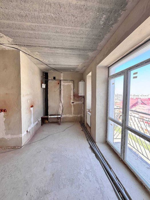 ПРОДАЖ Трикімнатна квартира з кухнею студією поруч парку