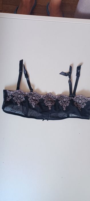 Пояс для чулок, Лаура