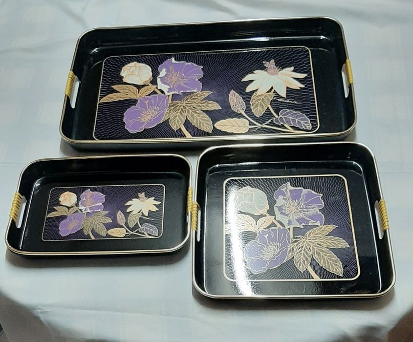 3 bandejas pretas com flores