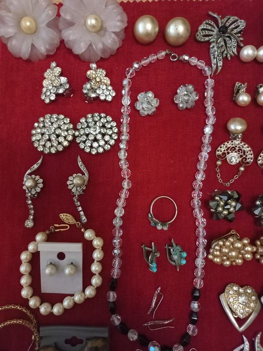 Клипсы чешские.Есть такие комплекты.