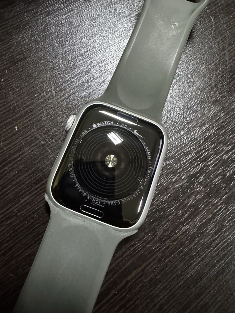 Продам Apple Watch Nike SE 44mm Silver