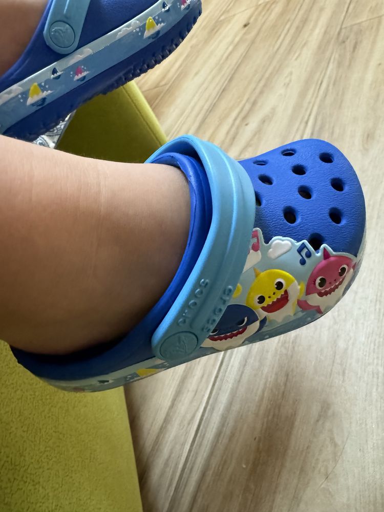 Крутезні  crocs baby shark