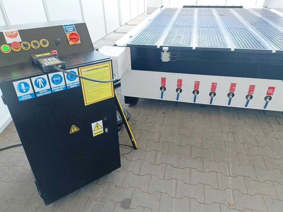 Ploter CNC 2130 wrzeciono 9kW ATC magazyn x8 napędy servo stół vacum