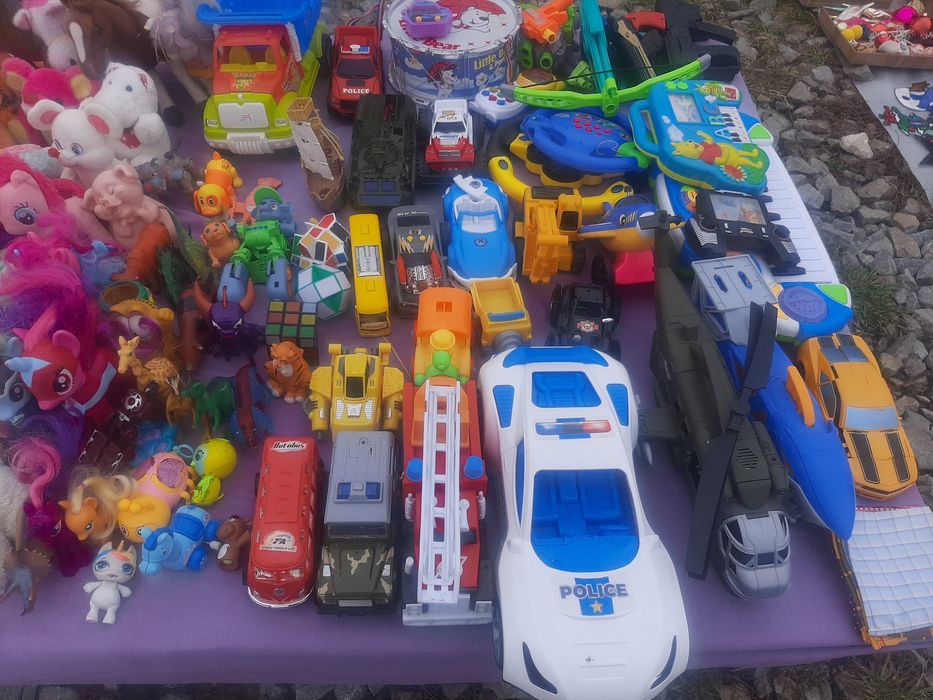 нитки і іграшки.