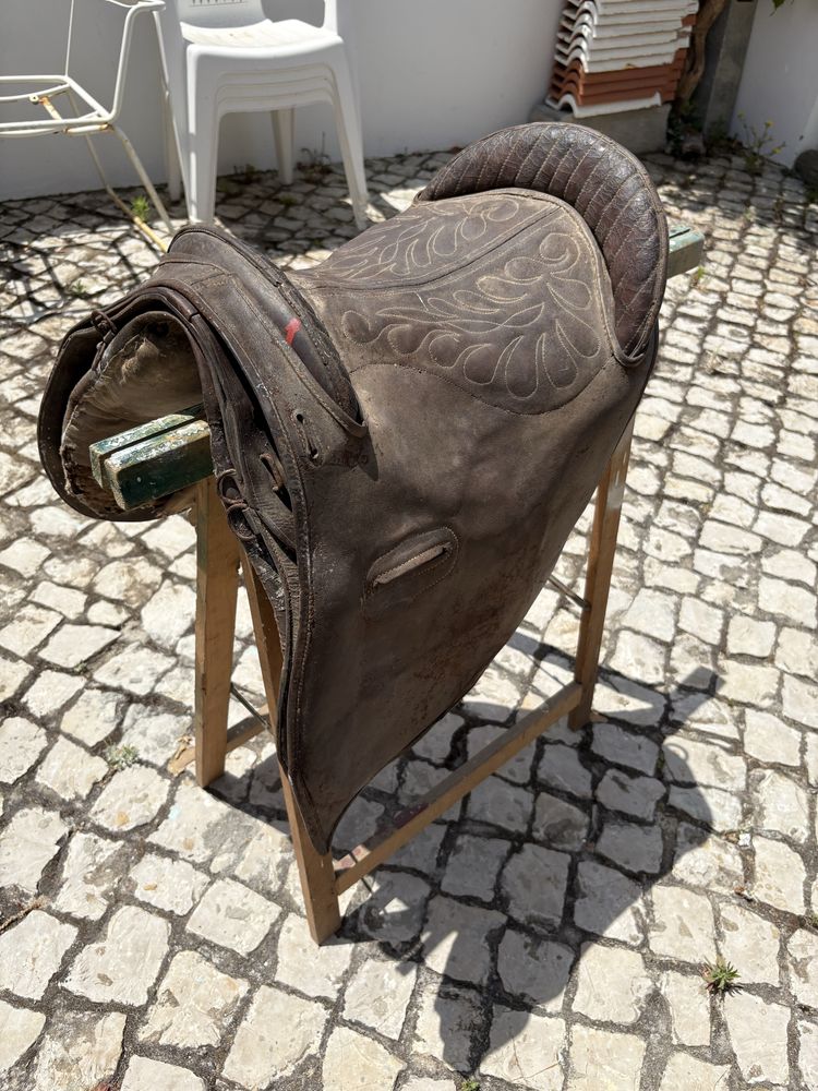 Sela de cavalo meia portuguesa e meia americana