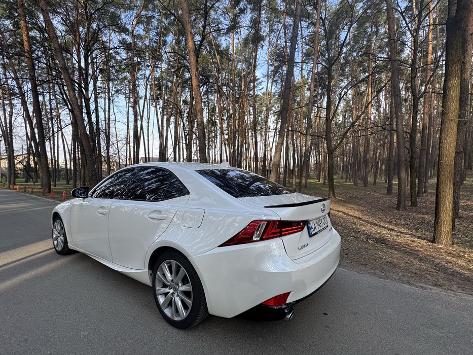 Lexus is 250 - офiцiйне авто,що дарує емоції!