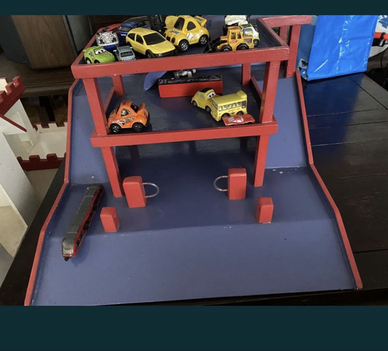 Garagem carrinhos em madeira