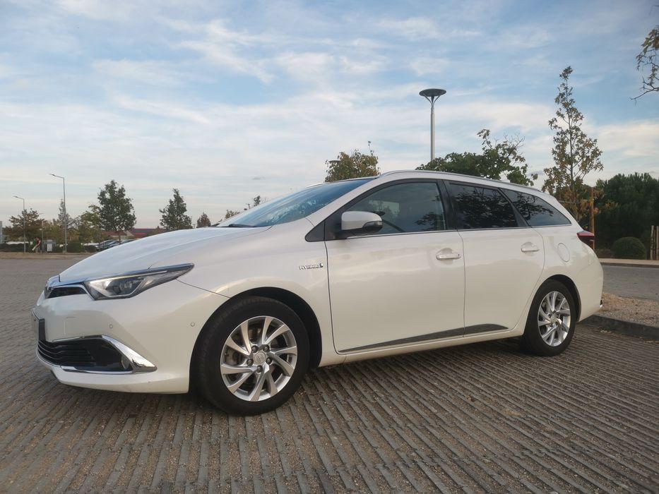 Toyota auris touring sports hybrid