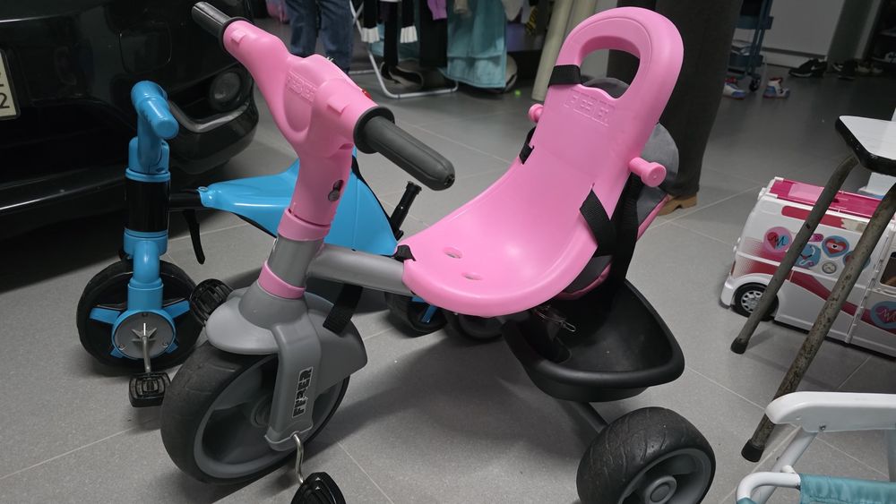 Triciclos criança azul e rosa