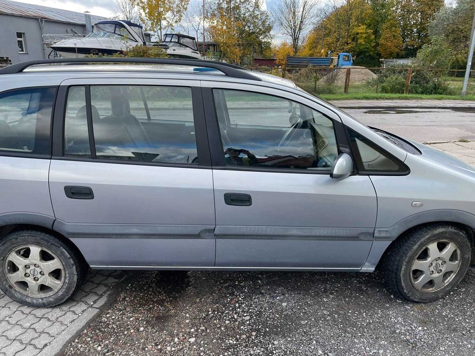 Sprzedam Zafira 7 osobowa diesel z opłatami na rok za 3999zł