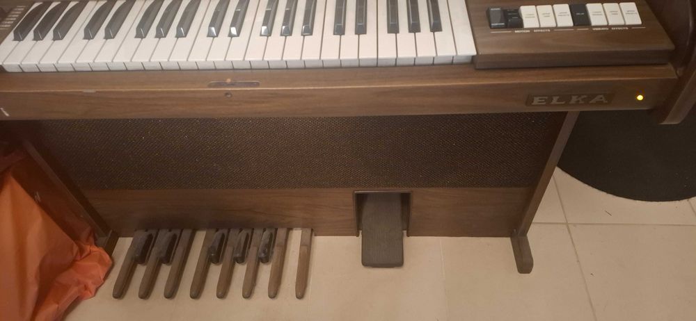 Orgão Elka E19 em bom estado geral, 100% funcional