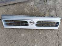 Nissan Sunny III N14 Grill atrapa chłodnicy emblemat