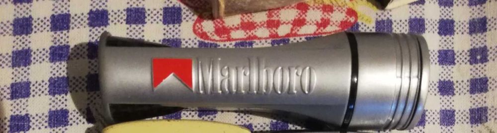Isqueiros marlboro e caixa fósforos