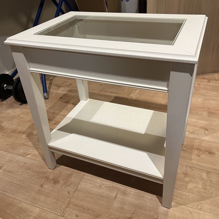 Mesa de cabeceira branca da IKEA