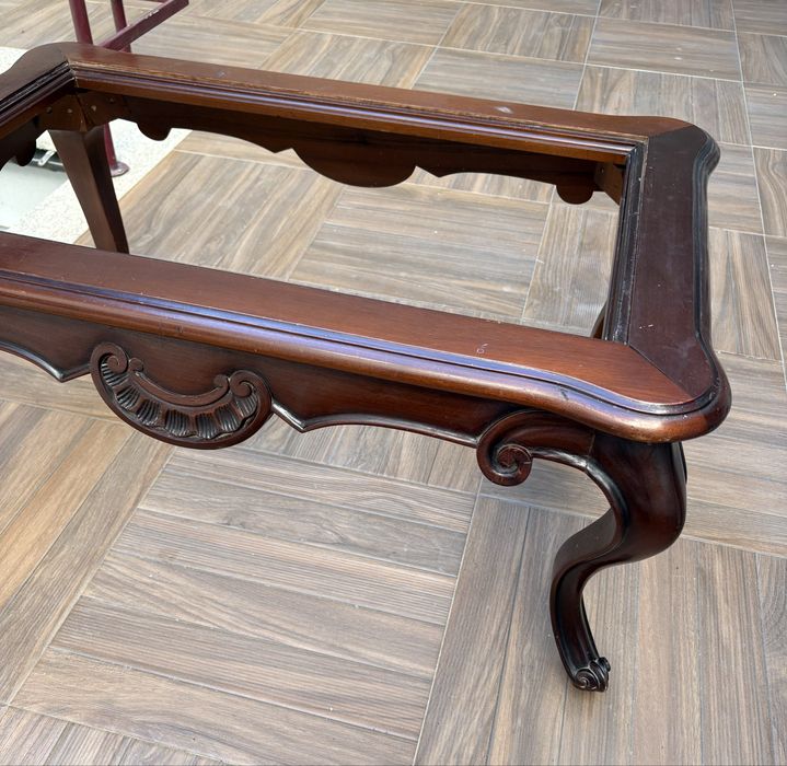 Mesa centro em mogno