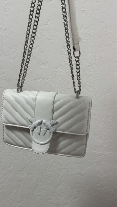 Продам гарну жіночу сумку білу на ланцюжку, вмістка , дешево