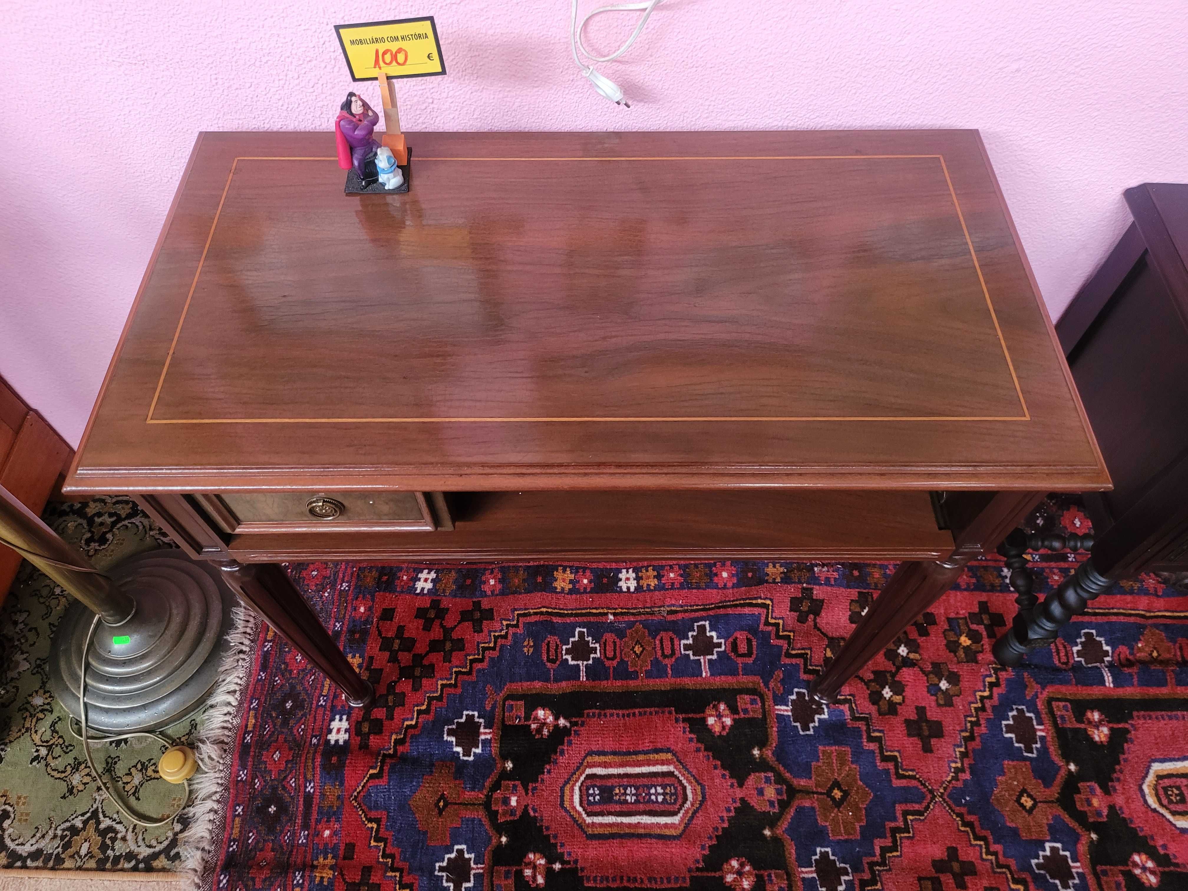 Mesa de apoio com prateleira deslizante - Bom estado g