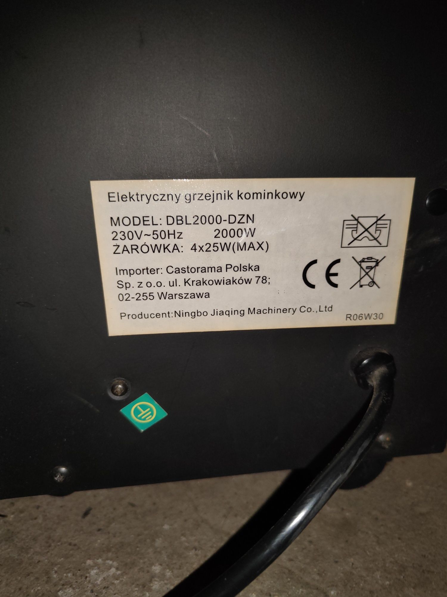 Kominek elektryczny na kolkach