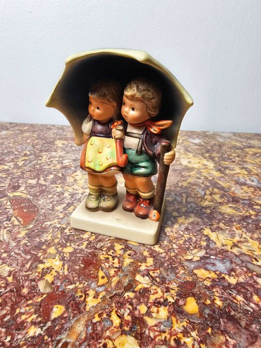 Urocza Figurka porcelana Goebel Hummel #71/2/0 "Ulewa" 11 cm Niemcy