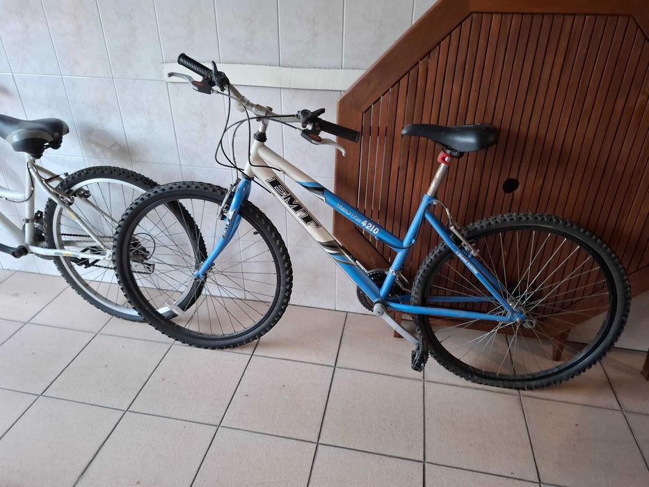 Duas bicicletas em bom estado