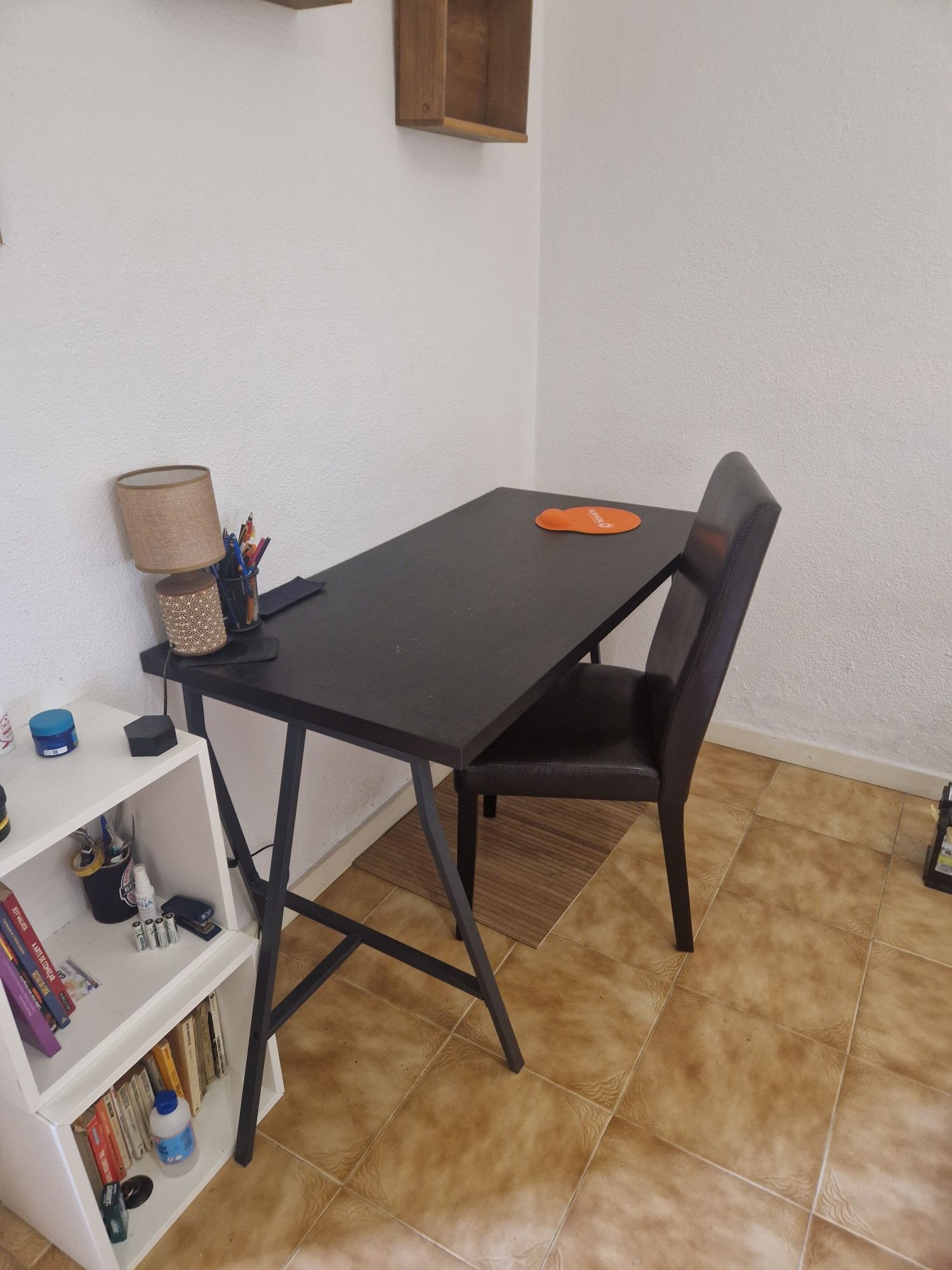 Mesa secretária (amovivel)  com cadeira