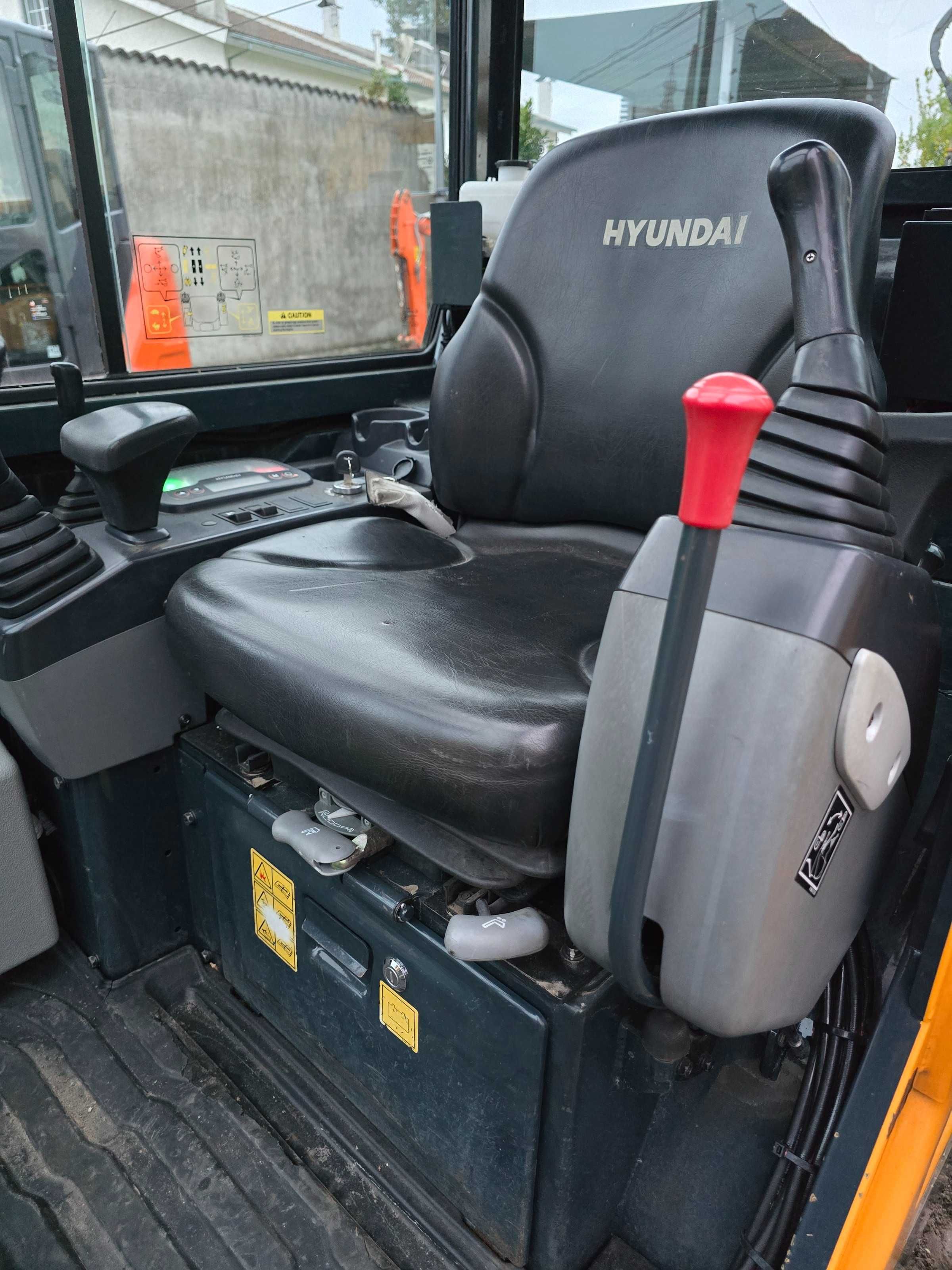 Mini Giratória  / Mini Escavadora Hyundai R16-9,