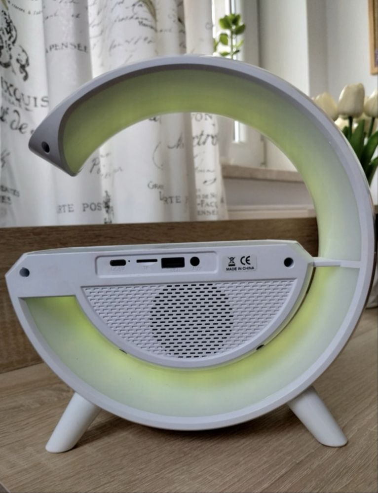 Lampka LED z głosnikiem i ładowarką, zegar, radio, budzik