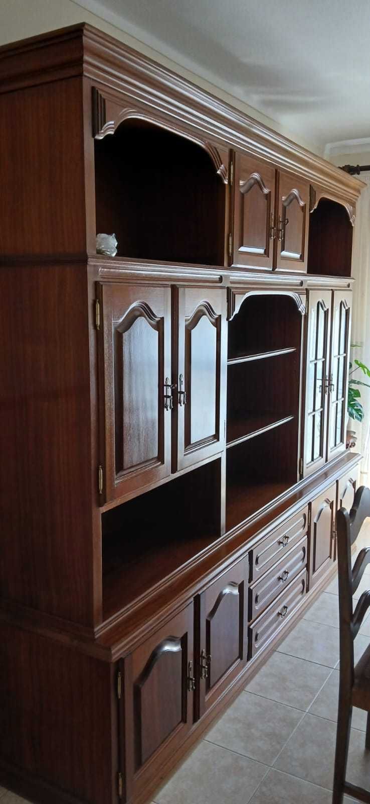Vendo estante e mesa extensível com 6 cadeiras em Mogno