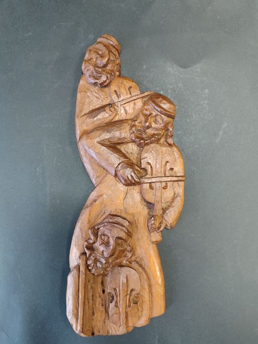 Przedwojenna płaskorzeźba Żydzi grający na skrzypcach drewno