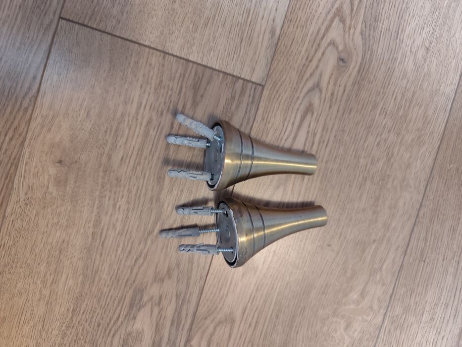 Karnisz z dwoma rurkami, używany z ozdobami i żabkami.