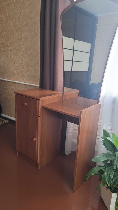 Тумба з дзеркалом.