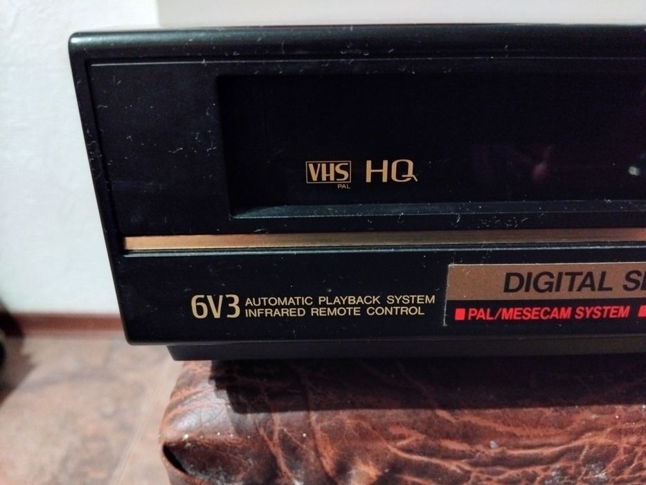 Продам відеомагнітофон.