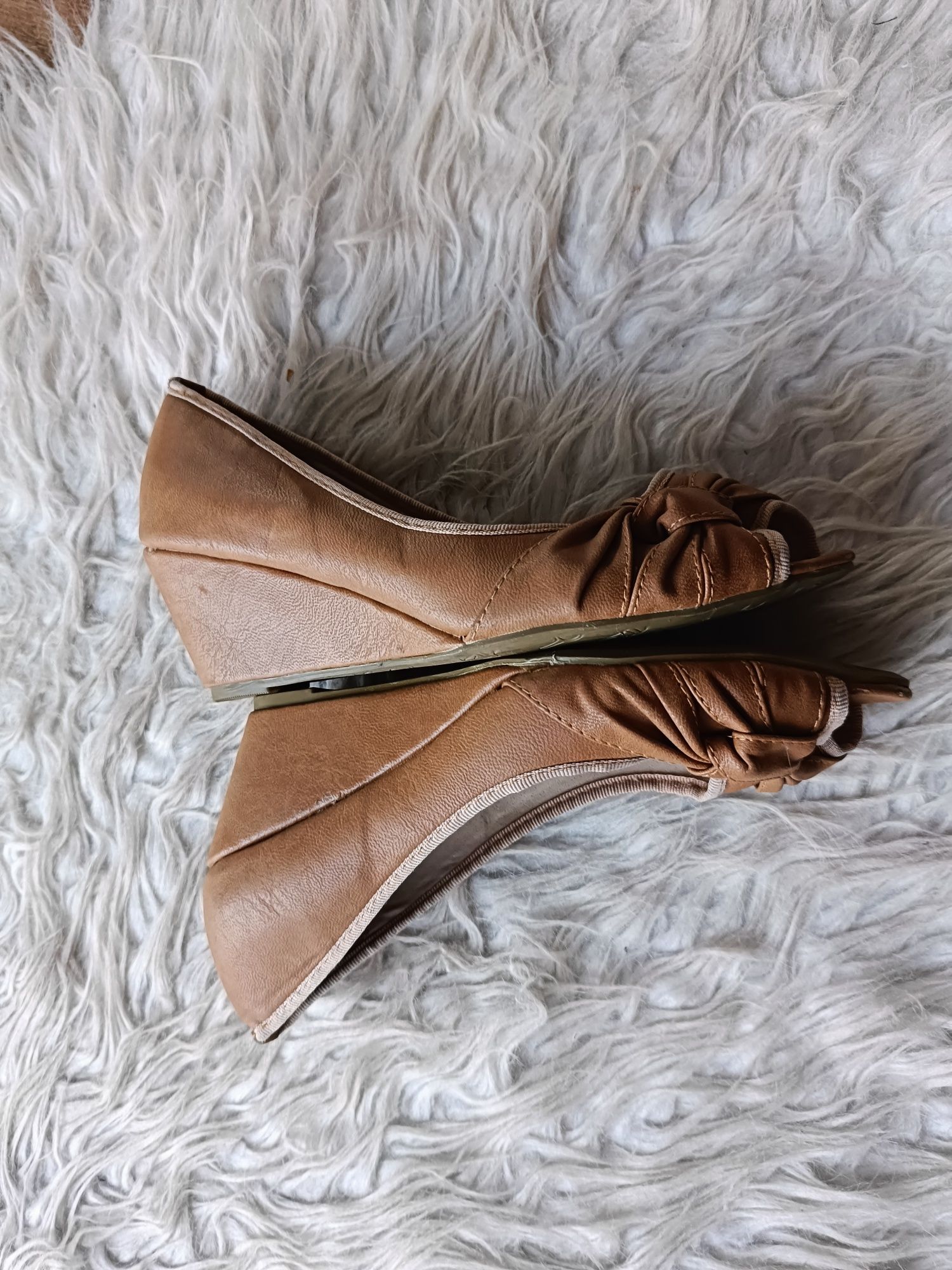Buty na koturnie z odkrytym palcem