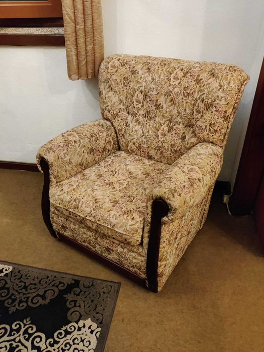 Sofá + 2 poltronas / cadeirões estilo clássico